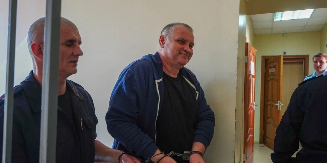 С улыбкой пришел в суд админ телеграм-канала Серенко с 12 уголовными делами