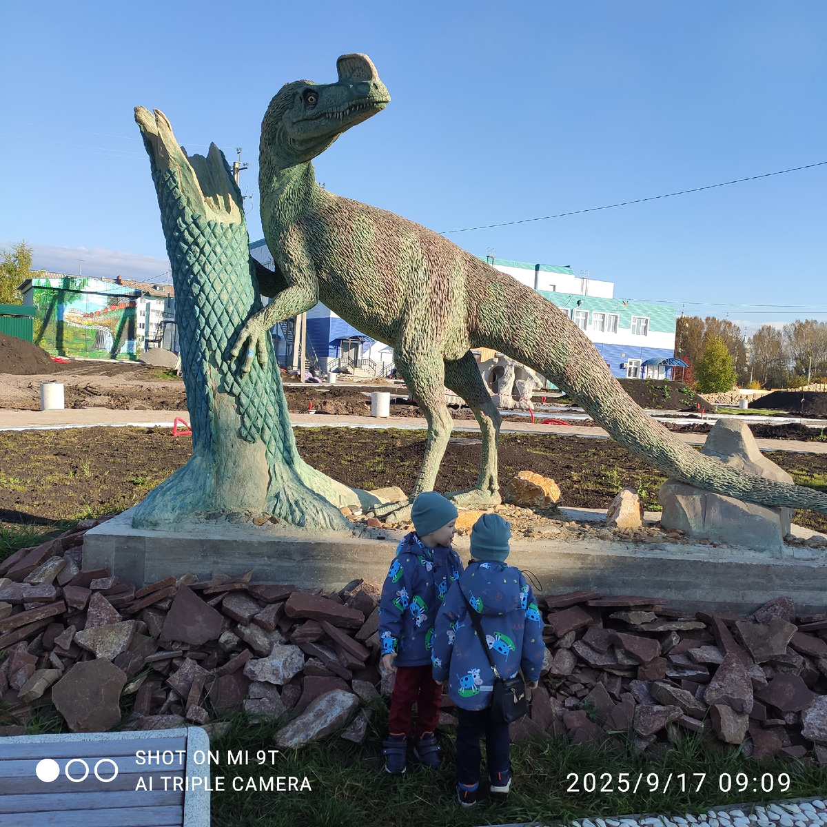 Около динозавра