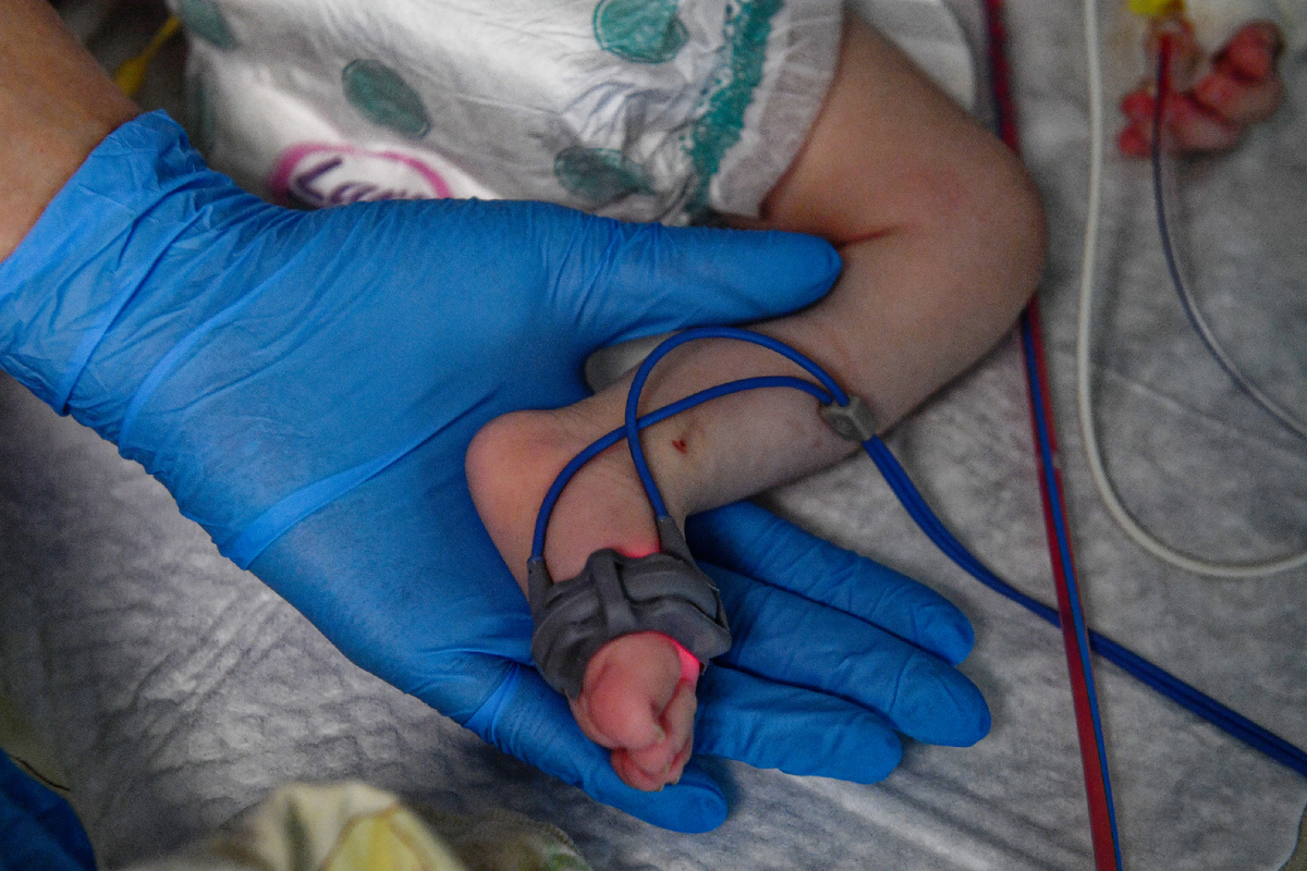 Девочка попала к врачам с множественными травмами. Фото: Иван Макеев. 