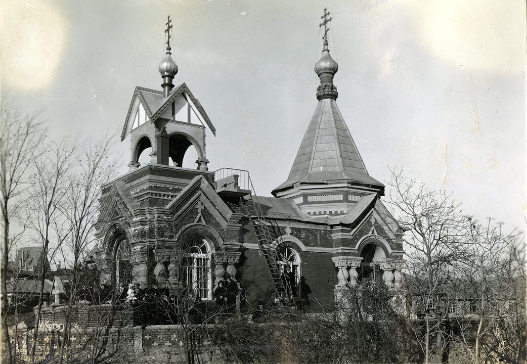 Храм-памятник во имя Архангела Михаила (Михаило-Архангельский храм, кит. 大连圣弥哈伊尔总领天使教堂) — несохранившийся храм Русской православной церкви в городе Далянь (русскими эмигрантами именовался Дальний) на кладбище Цинюньцзе. Разрушен во время «культурной революции».