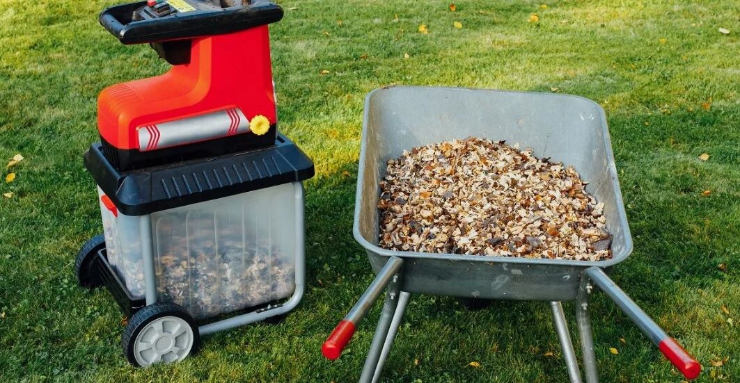 Измельчение растительных остатков значительно сокращает время созревания компоста. 