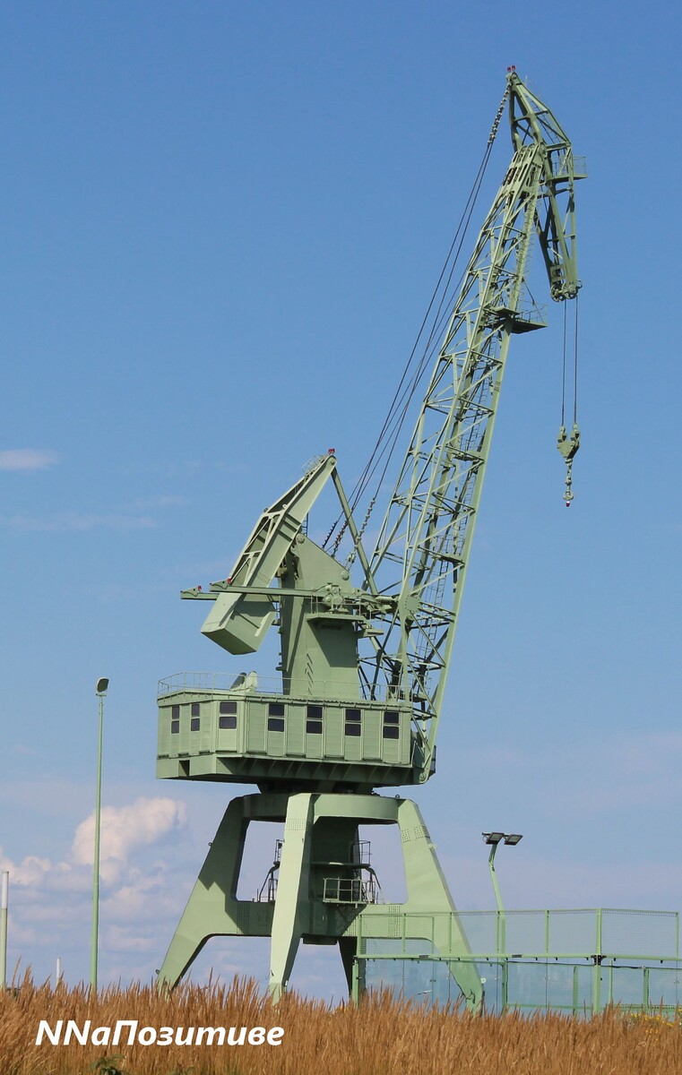 Памятник портовому крану