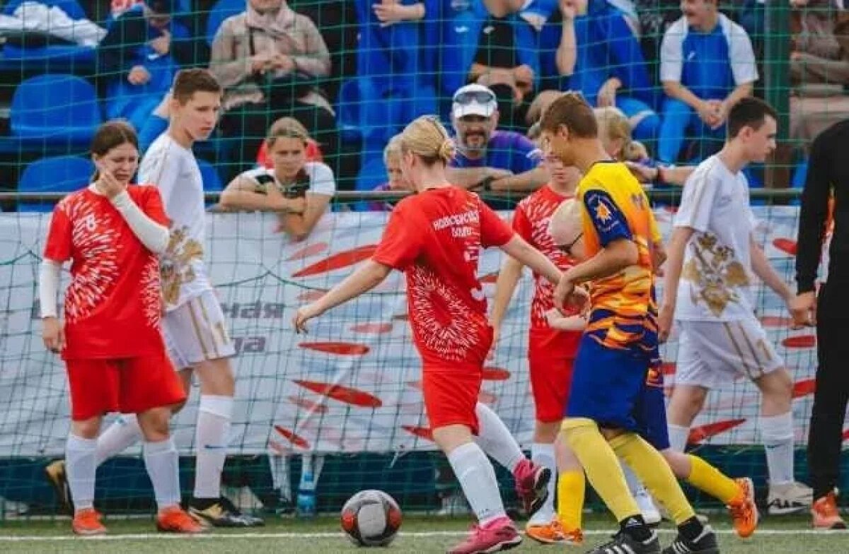    Девочки играли вместе с мальчиками.