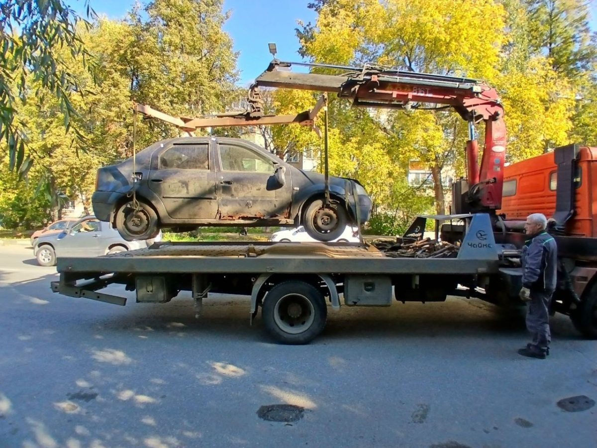    Если автомобиль остается в неположенном месте в течение 10 дней, его увозят на стоянку временного хранения