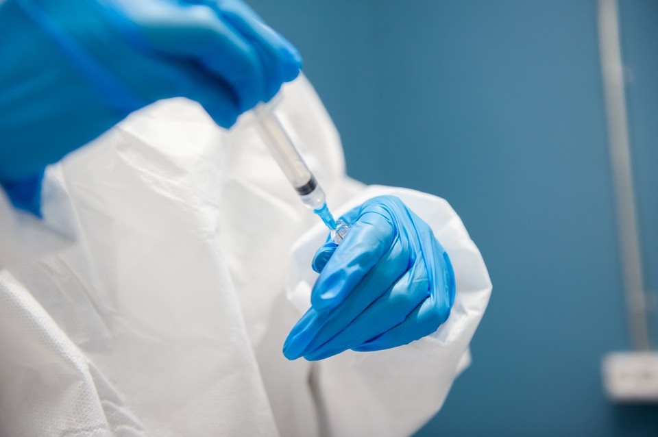    Более 500 тысяч жителей Петербурга вакцинировались. Юлия ПЫХАЛОВА