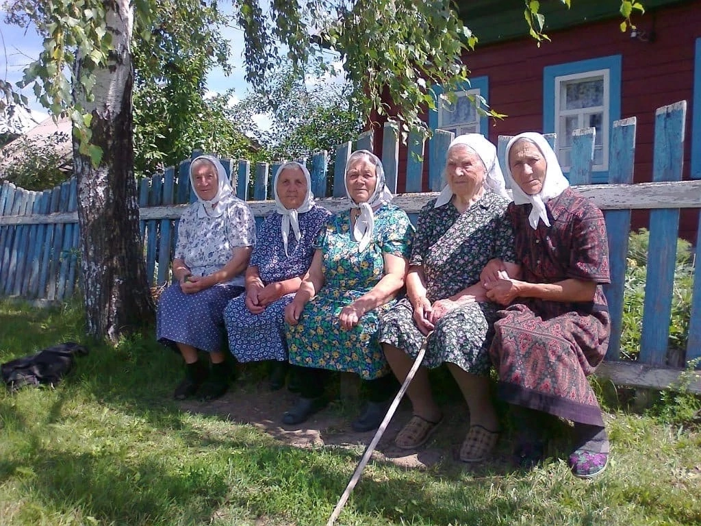 Вот так же на лавочке в белых платочках сидели бабушки, как на этом фото из инернета