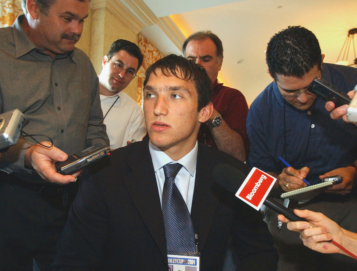    Александр Овечкин даёт интервью иностранным СМИ перед участием в драфте НХЛ 2004 года / AP