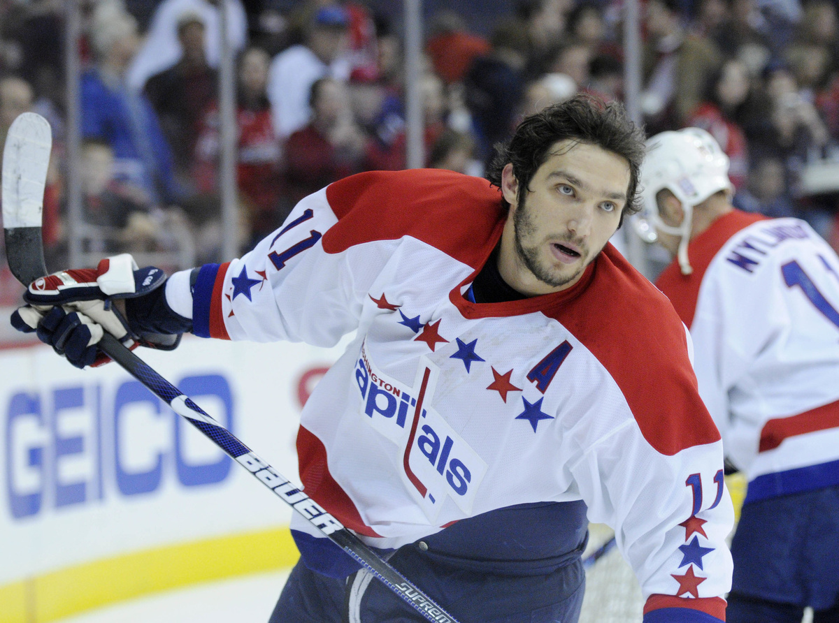    Александр Овечкин в форме «Вашингтона» во время раскатки перед матчем НХЛ / AP