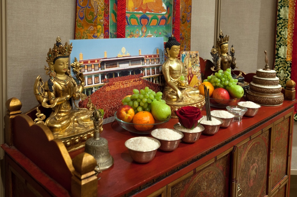 Подношение — это ритуальное дарение, преподнесение даров (еды, цветов, ценностей) высшим силам: божествам, духам, предкам или природе.

Это один из древнейших и всемирных ритуалов, встречающийся практически во всех культурах и религиях мира. Его цель — выразить почтение, установить связь с сакральным миром, попросить милости или отблагодарить.