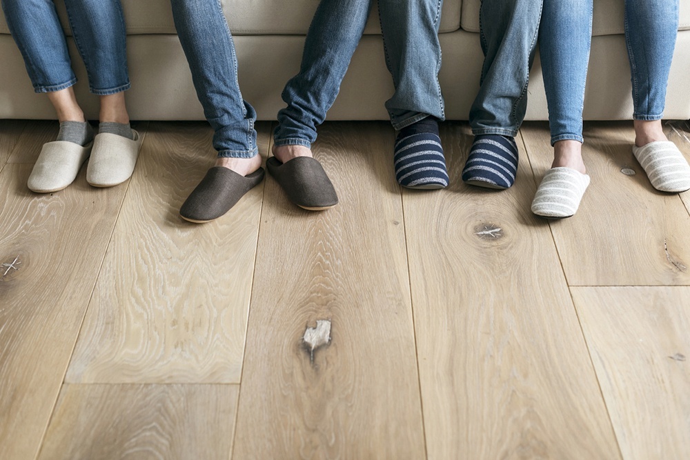    Домашние тапочки - самый популярный вид обуви, без которого не обходится ни один человек. / Фото: iStock