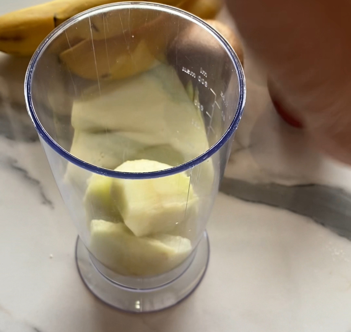 В стакан блендера отправить яблоки.