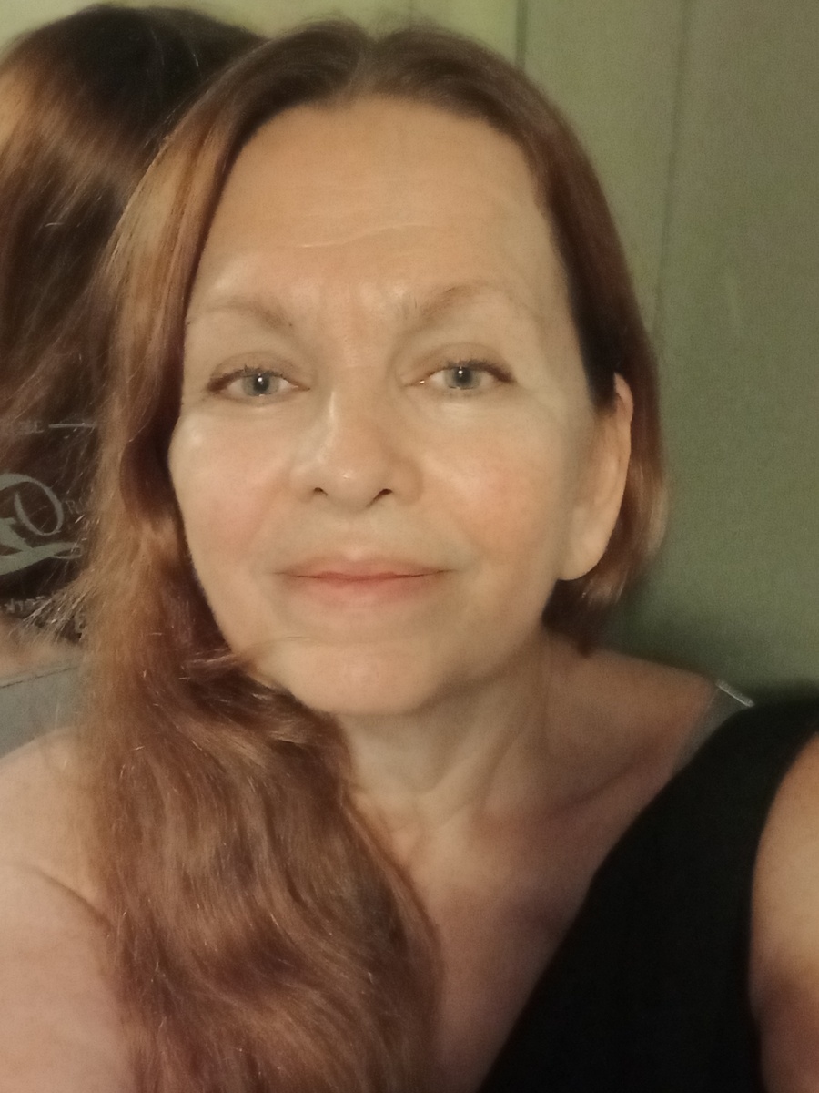 На Дзене я Василиса) В жизни мама троих детей и жена "молодого" мужа. Пенсионерка и преподаватель танцев. На Дзене пишу о своей жизни, то худею, то толстею...Давайте знакомиться) 