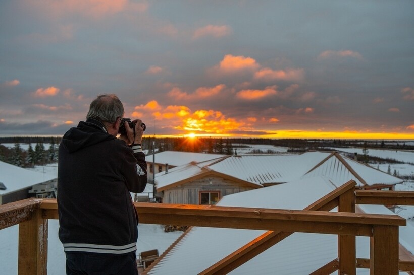    12 кадров из самого удаленного отеля Канады, где белые медведи приходят в гости