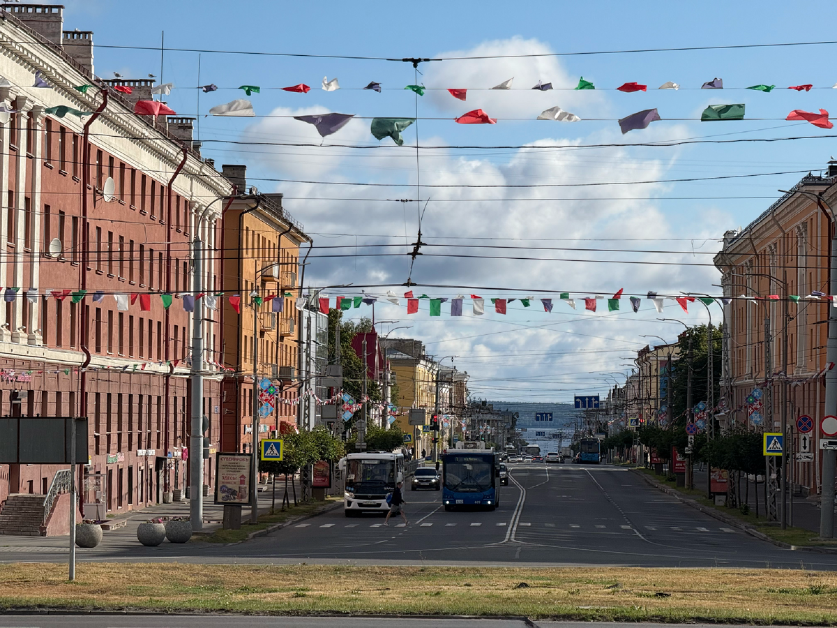 Вид, который встречает вас с порога. Или вы его. Центральный проспект Ленина. 