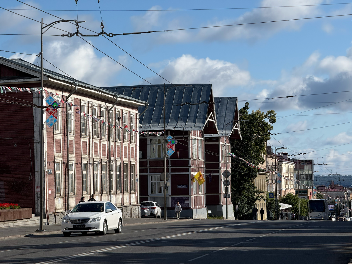 Все здания вдоль проспекта Ленина аккуратные и фотогеничные. 