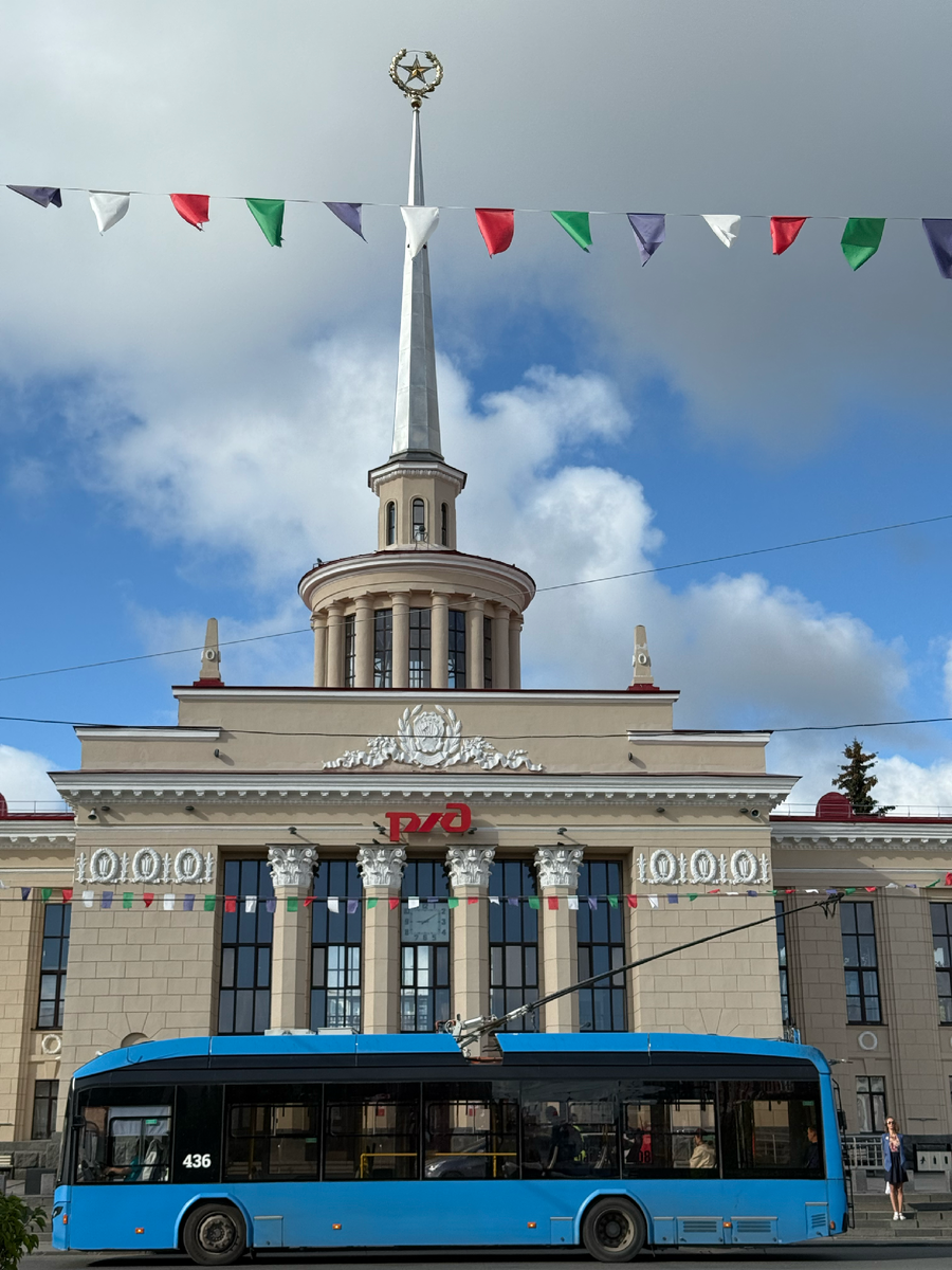 ЖД Вокзал был открыт в 1955 году. Выполнен в стиле позднего неоклассицизма. Реконструирован в 2020. 