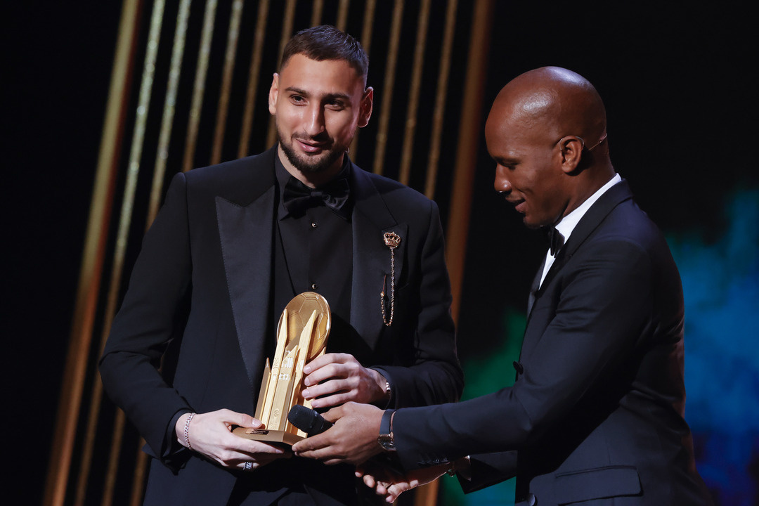    Джанлуиджи Доннарумма и Дидье Дрогба с трофеем имени Льва Яшина. Global Look Press