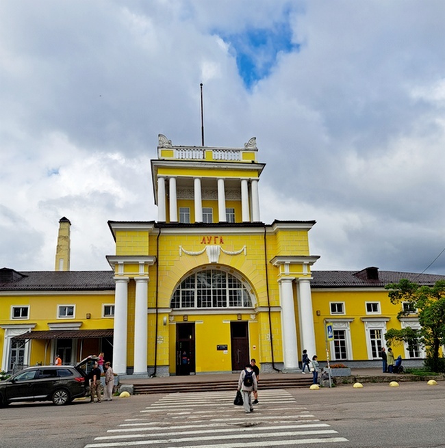 Здание железнодорожного вокзала в Луге /фото из личного архива, 2025/