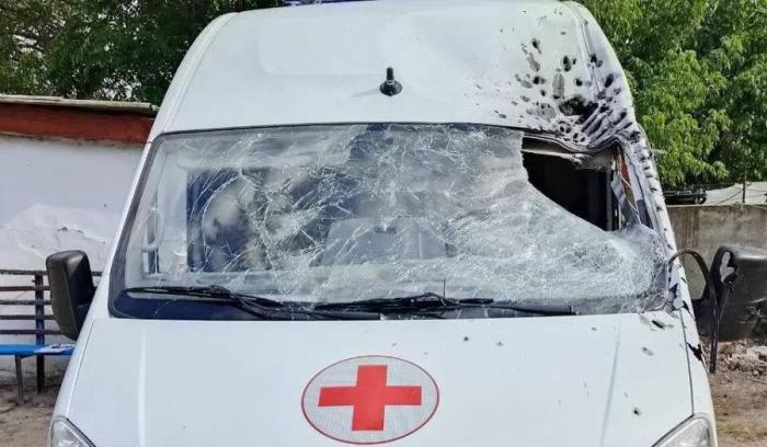 ВСУ нанесли удар по машине скорой помощи в Алешках. Автомобиль следовал на экстренный вызов, когда был атакован. В результате прямого попадания медики получили осколочные ранения верхних и нижних конечностей, а также сотрясение мозга, источник Телеграм-канал Алешки | Олешки