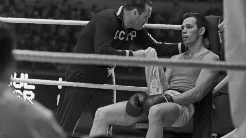     Виктор Агеев в перерыве боя на чемпионате Европы по боксу 1965 года в ГДР  Борис Кауфман