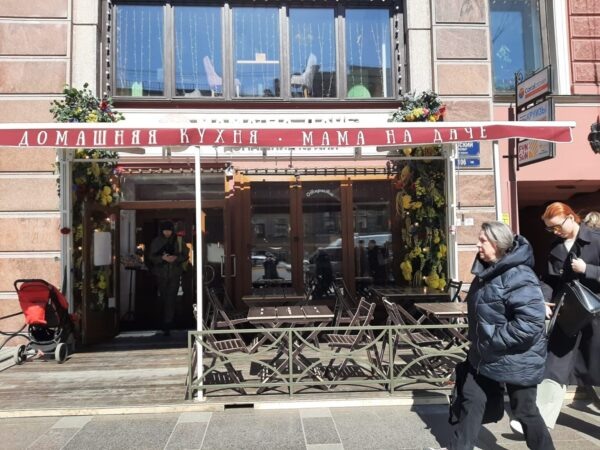 Такие легкие компактные летние кафе единично появлялись на Невском в начале сезона — ведь договор на них действует