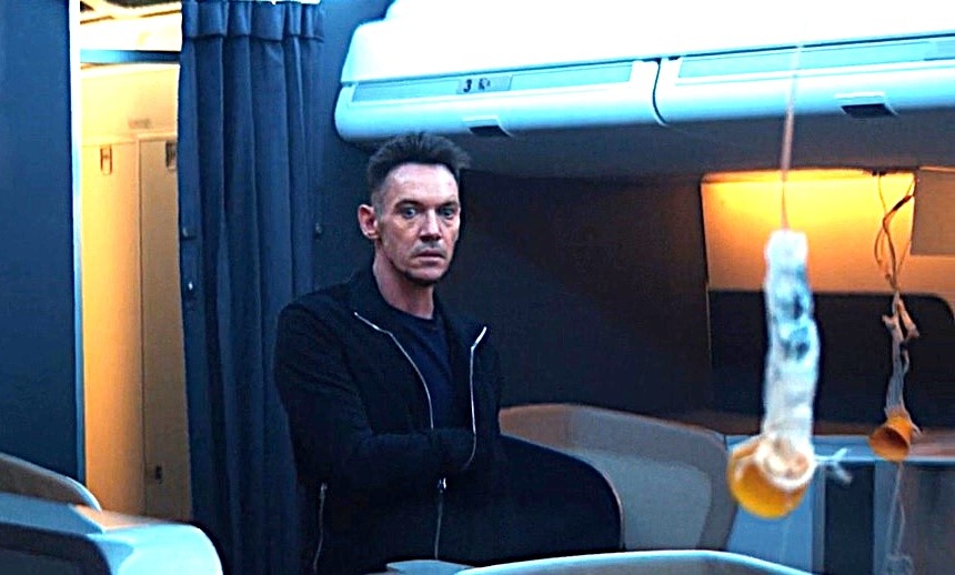 агент под прикрытием Алекс (актер Джонатан Рис Майерс).