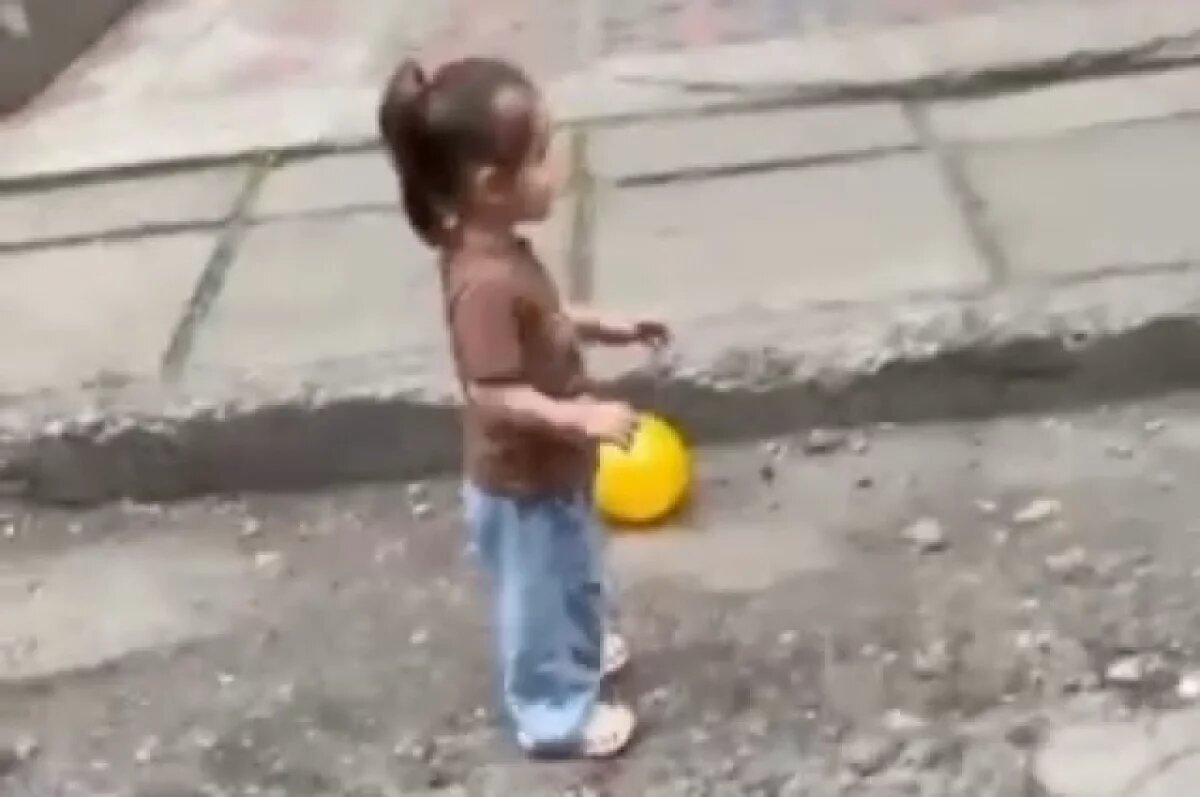    Во Владикавказе дети играют среди ям и луж во дворе 50-летнего дома