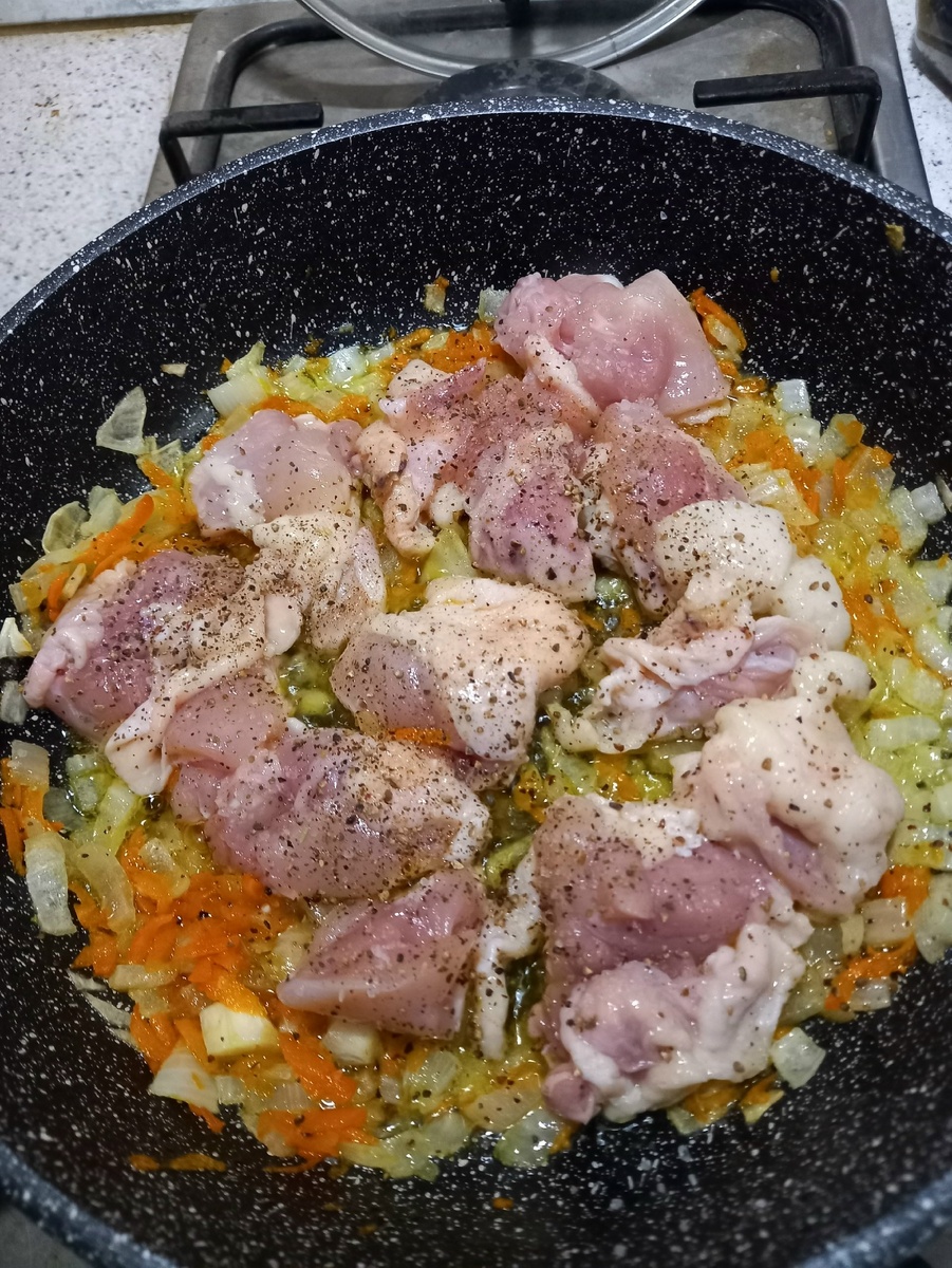 Добавляем мяско, соль, перец, специи