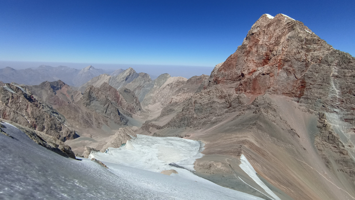 Вид на вершину Чимтарга и перевал Чимтарга в сторону реки Правый Зиндон со склона вершины Энергия