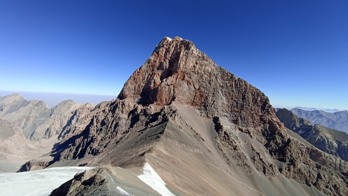 Вид на вершину Чимтарга и перевал Чимтарга со склона вершины Энергия