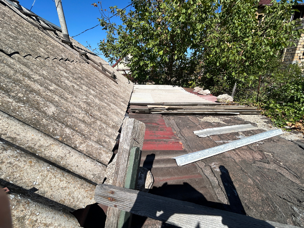 Пристрой был покрыт каким-то хламом