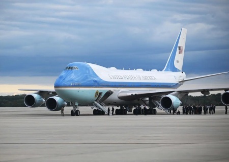    Самолёт Трампа едва избежал авиакатастрофы во время полёта в Великобританию