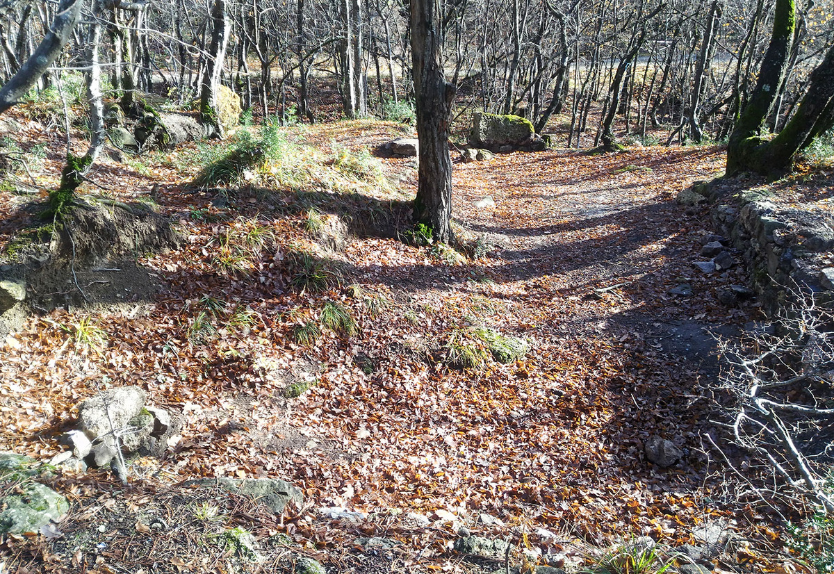 Остатки средневекового храма – вверху на фото виден престольный камень. Фото 2018 год.