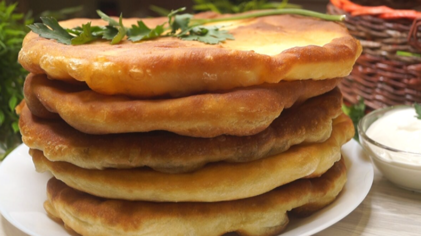 Улетают быстрее, чем горячие пирожки. Этим лепешкам нет равных по простоте и вкусу. Аромат стоит такой, что соседи завидуют...