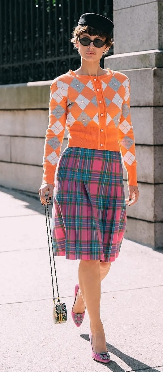 Фото с недавней недели моды. Кардиган выглядит вполне уместно и органично, как считаете? 