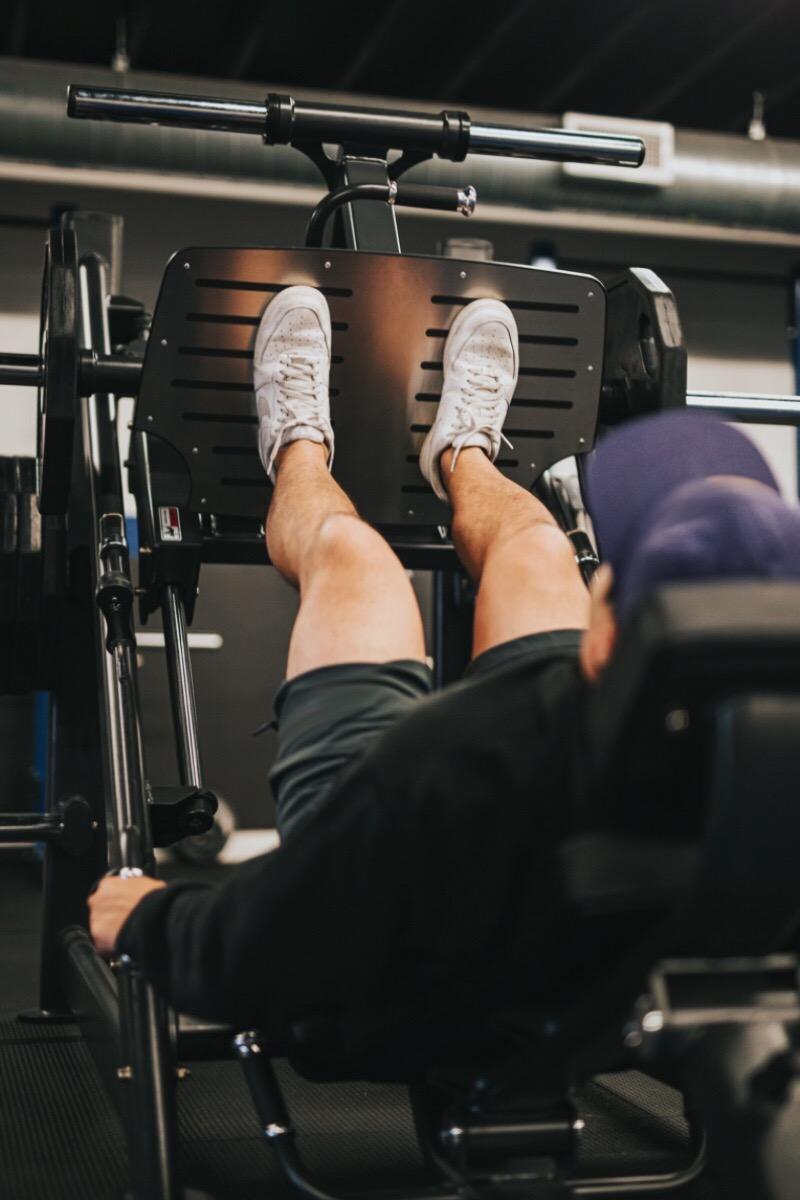 Andrew Valdivia / Unsplash📷Упражнение развивает квадрицепсы, подколенные сухожилия, бедра и ягодичные мышцы