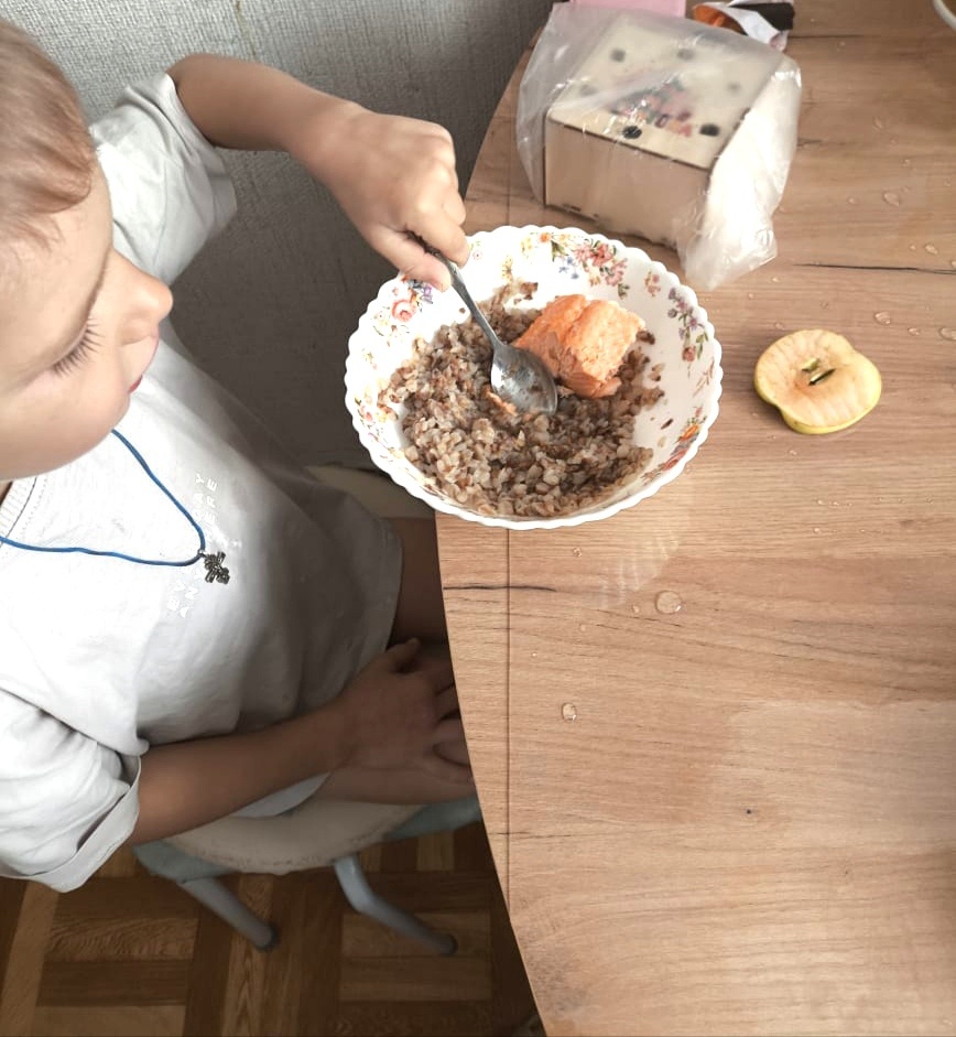 Рыба на пару и гречневая каша с маслицем + фрукты и овощи. Завтрак у нас всегда