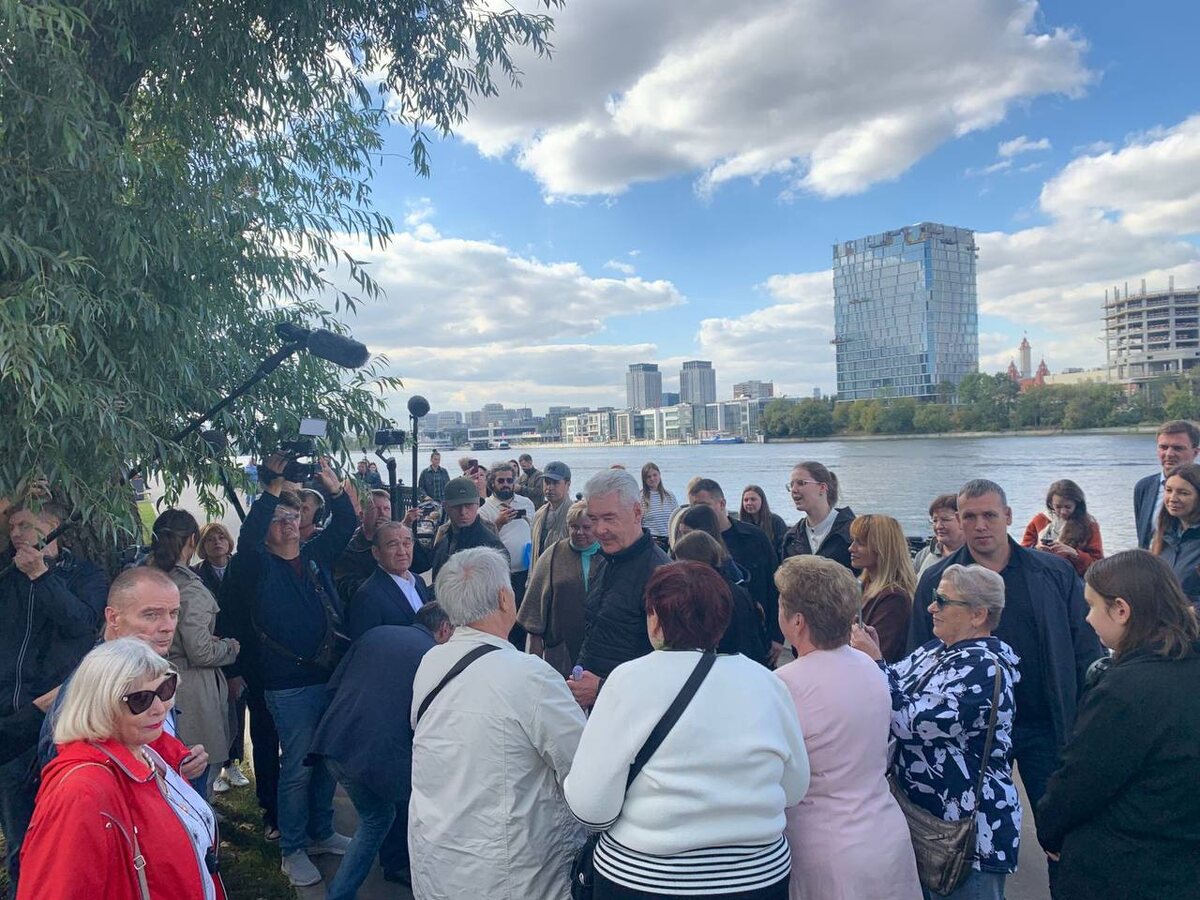 Мэр на Набережной в тот самый день