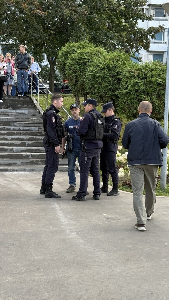 Момент задержания. Обратите внимание выше ещё один человек перегородил дорогу обыкновенным гражданам.