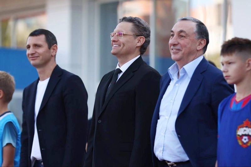 Алан Дзагоев, Георгий Филимонов и Евгений Гинер (слева направо) на детском футбольном фестивале в Вологде/ Филимонов LIVE