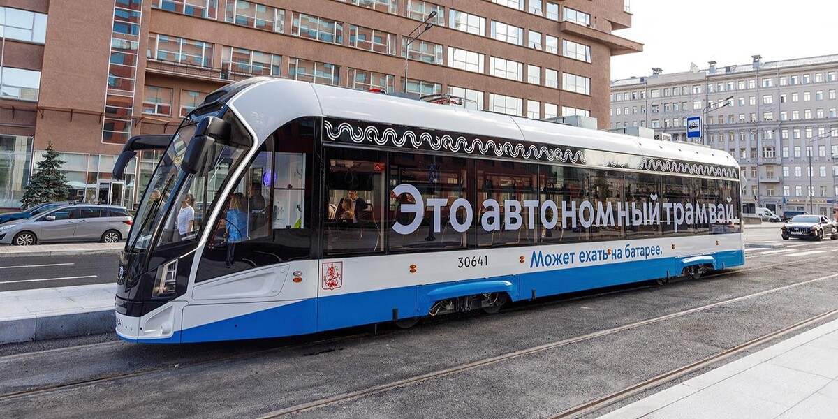 📷 1.1: Внешний вид вагона на проспекте Сахарова, участок «чистого неба» (пантограф опущен) | пресс-служба Департамента транспорта и развития дорожно-транспортной инфраструктуры города Москвы. mos.ru