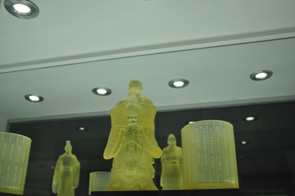 Конфуций из глазурованного стекла