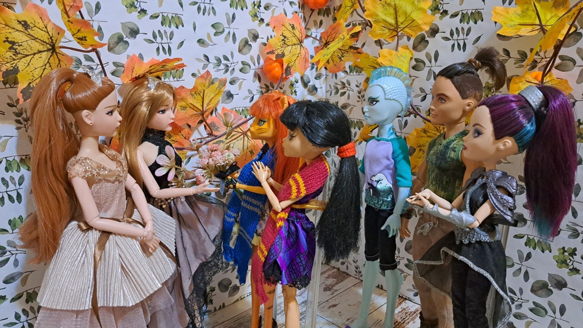 Студенты поздравяют преподавателей.