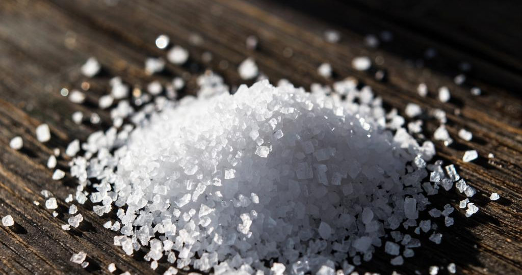 Копеечный помощник: как обычная соль спасает огород