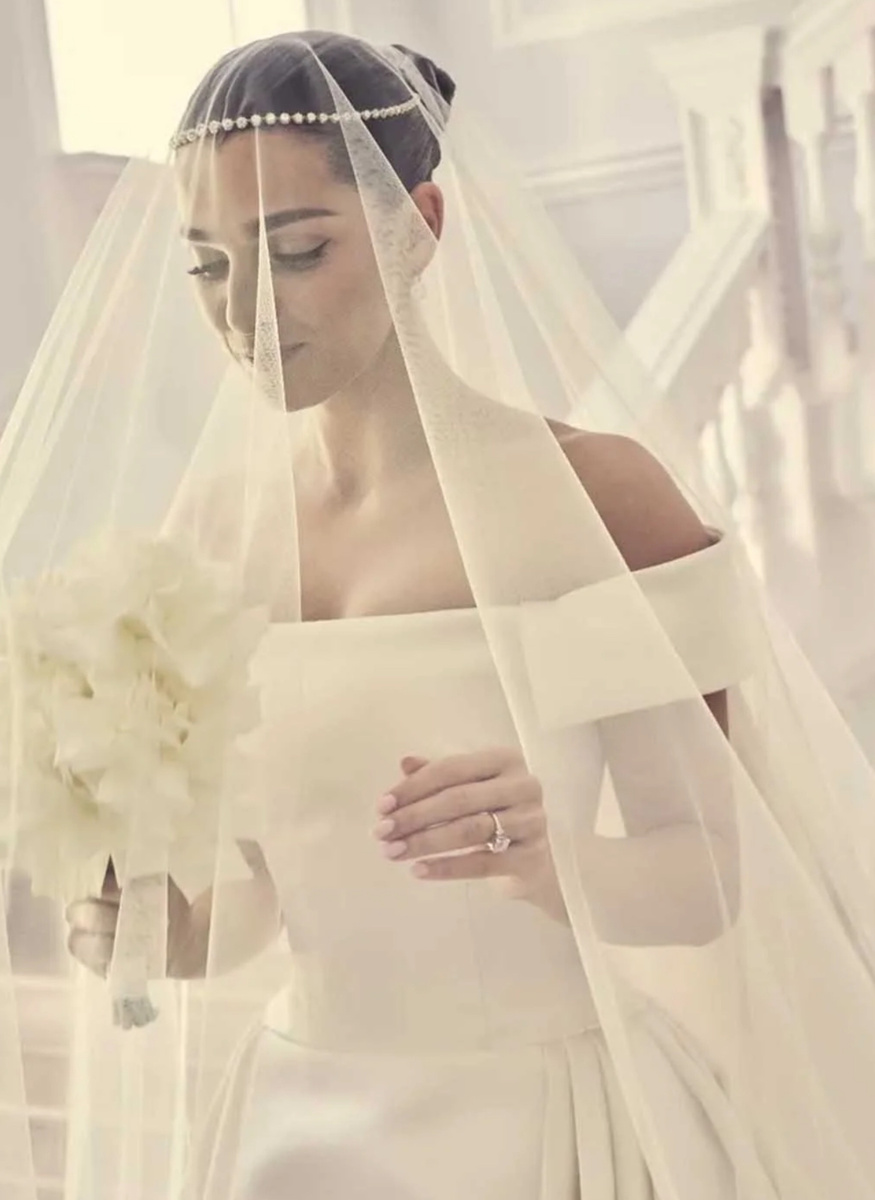    Мариса Абела выбрала нежный образ с обнаженными плечамиФото Vogue