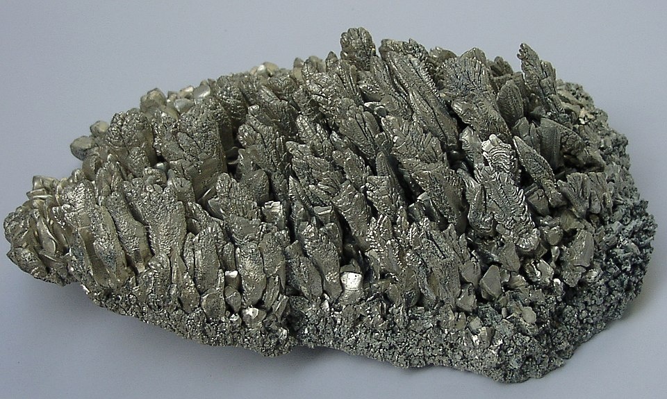 https://upload.wikimedia.org/wikipedia/commons/thumb/3/3f/Magnesium_crystals.jpg/960px-Magnesium_crystals.jpg