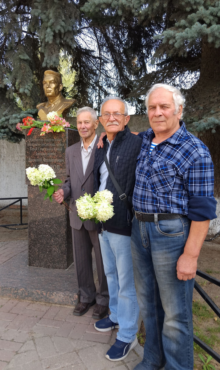 14 сентября 2025 года. Ветераны-самоходчики возлагают цветы к бюсту легендарного командующего ВДВ, Героя Советского Союза, генерала армии В. Ф. Маргелова