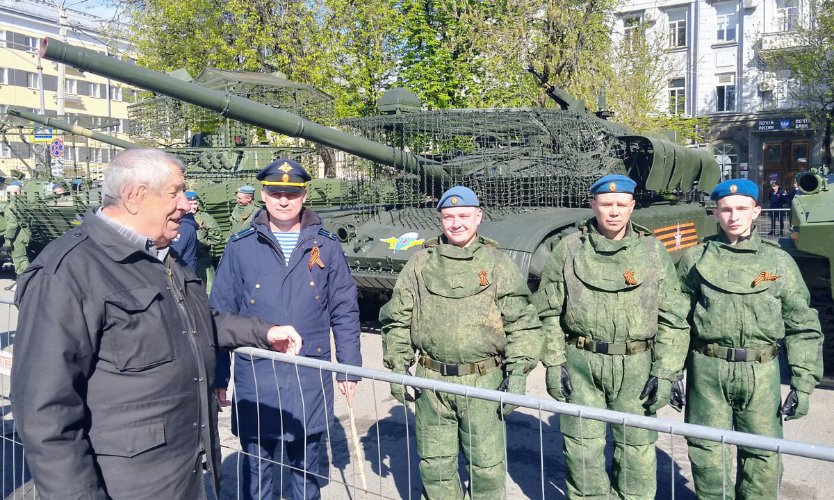 9 мая 2025 года. Псков, Октябрьская площадь. Псковские гвардейцы-танкисты на параде в честь 80-летия Победы в Великой Отечественной войне. Здесь и далее фото из архива автора