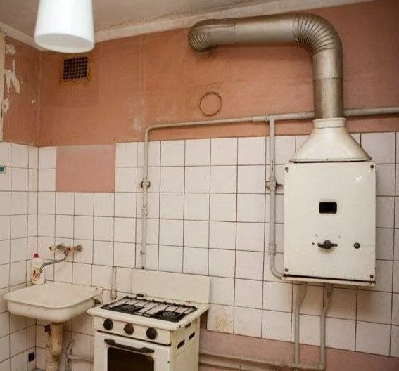 Кухня со старым газовым оборудованием. 