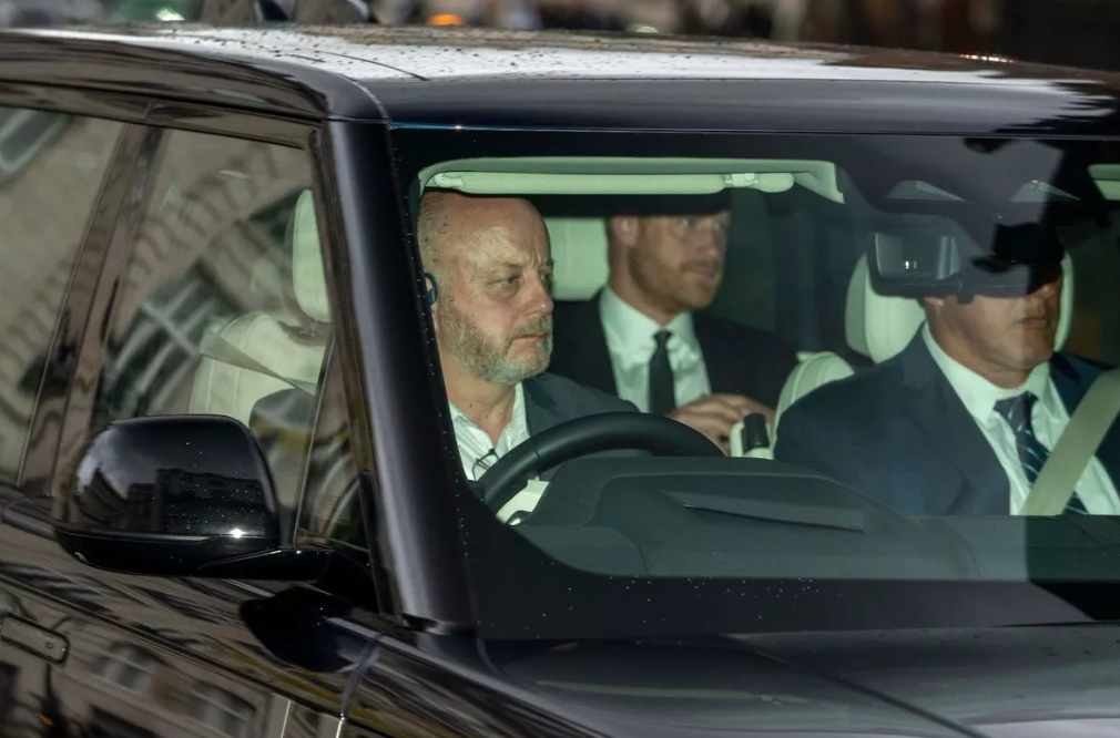 Герцог Сассекский прибыл в Кларенс-хаус на частную встречу со своим отцом. Фото Ian Vogler / Daily Mirror